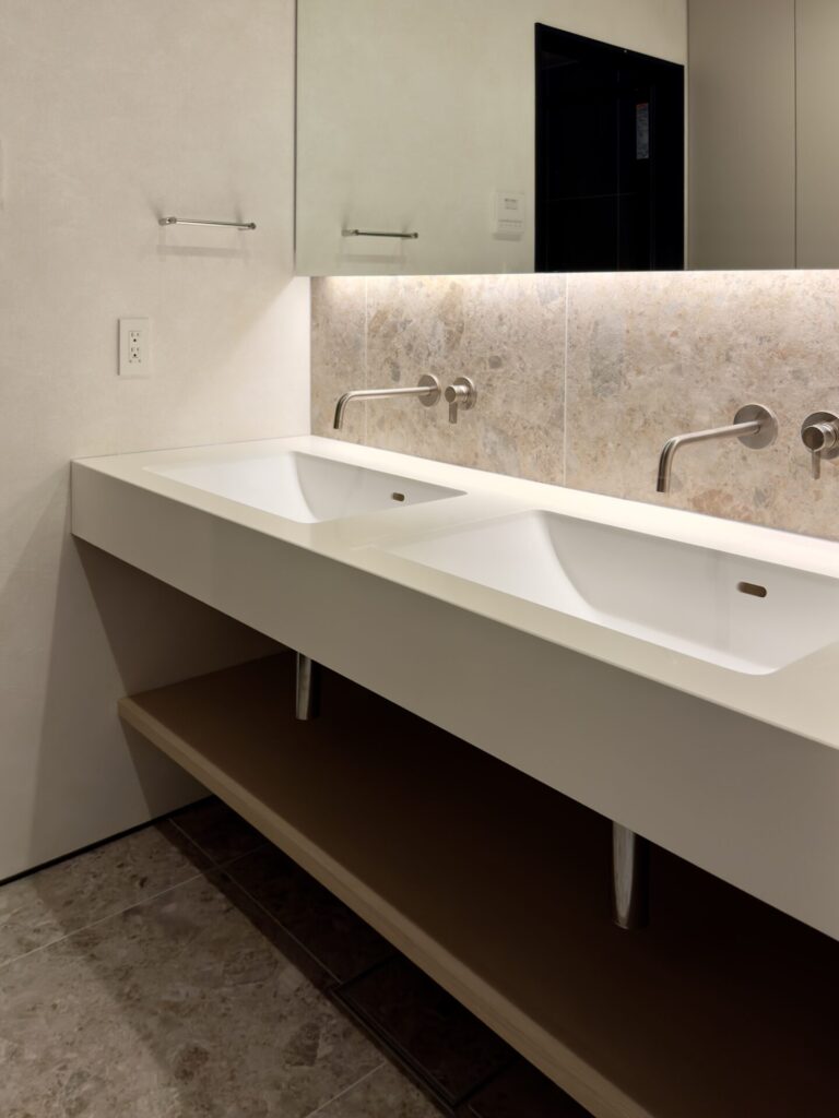 壁水栓を使ったホテルライクな洗面台